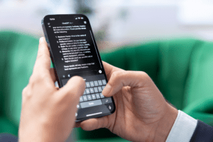 Une personne tape une recherche sur l'application mobile de ChatGPT