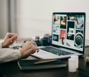 Une personne tape créer un site internet sur novis.now