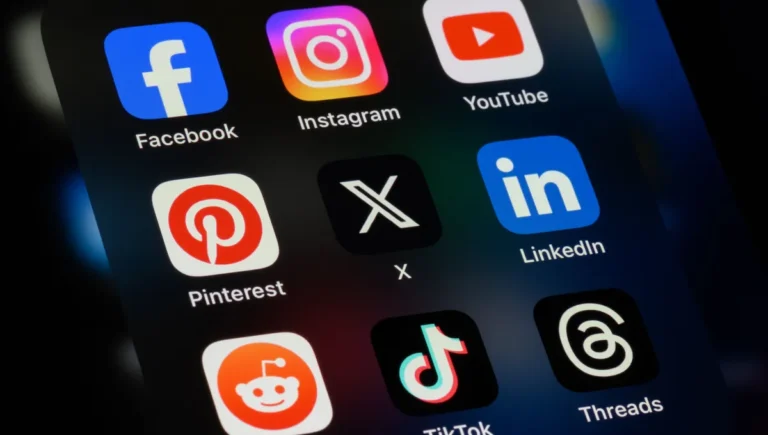 les icônes des réseaux sociaux les plus populaires : Facebook, Instagram, YouTube, Pinterest, X, Linkedin, Reddit, TikTok et Threads