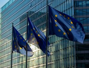 Des drapeaux européens qui symbolysent les politiques européennes en terme de protection des données