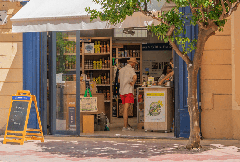 Une belle boutique ensoleillé avec des clients
